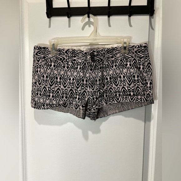 American Eagle Stretch Black and White Low Rise Shorts Size 8 - Picture 1 of 13